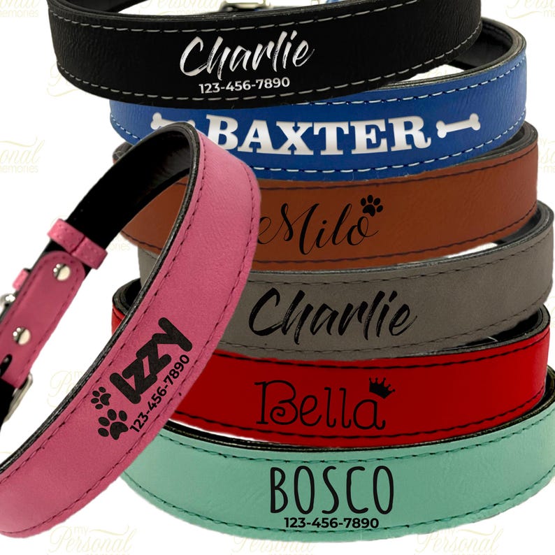Op de afbeelding: Een stapel gepersonaliseerde hondenriemen in verschillende kleuren, waaronder zwart, blauw, bruin, grijs, rood en teal. Elke halsband toont de naam van een huisdier en een telefoonnummer in witte letters. De halsbanden zijn gemaakt van leerachtig materiaal.