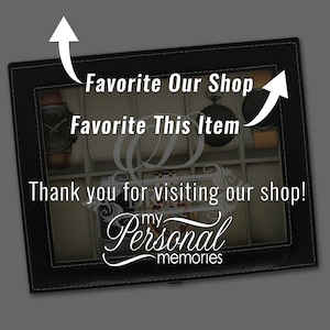 Pode incluir: Estojo de exibi&ccedil;&atilde;o de rel&oacute;gios em couro preto com tampa de vidro transparente. O estojo cont&eacute;m v&aacute;rios rel&oacute;gios com pulseiras de couro marrom e preto. O texto no estojo diz "Favorite Our Shop", "Favorite This Item" e "Thank you for visiting our shop!" com "my Personal memories" abaixo.
