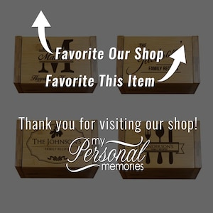 Pu&ograve; includere: Quattro scatole rettangolari in legno con disegni incisi al laser. Le scatole presentano testi come 'The Johnson's Family Recipes', 'Anderson's Family Recipes' e 'My Personal Memories'. Le frecce indicano i testi 'Favorite Our Shop' e 'Favorite This Item'.