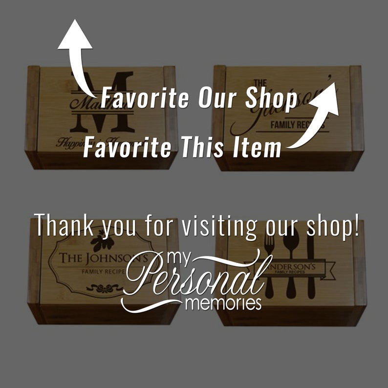 Pu&ograve; includere: Quattro scatole rettangolari in legno con disegni incisi al laser. Le scatole presentano testi come 'The Johnson's Family Recipes', 'Anderson's Family Recipes' e 'My Personal Memories'. Le frecce indicano i testi 'Favorite Our Shop' e 'Favorite This Item'.