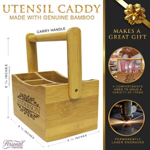 Może przedstawiać: Spersonalizowany bambusowy pojemnik na sztućce z uchwytem do przenoszenia. Posiada cztery przegrody i ma wymiary 21 cm x 14 cm. Pojemnik jest grawerowany laserowo z imieniem "Anderson" i tekstem "Stanowi świetny prezent".