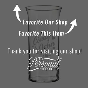 Op de afbeelding: Een heldere glazen vaas met een uitlopende rand. De tekst "Favorite Our Shop" en "Favorite This Item" verschijnen met pijlen. In het midden staan de namen "Cindy & John" met hartjes. De tekst "Thank you for visiting our shop!" en "my Personal memories" zijn zichtbaar.