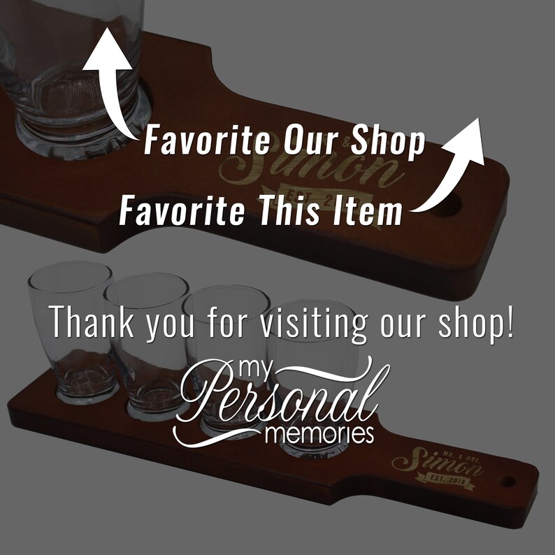 K&ouml;nnte beinhalten: Holzbrett f&uuml;r Shotgl&auml;ser mit vier klaren Gl&auml;sern. Das Holzbrett ist mit dem Text "Mr. & Mrs. Simon EST. 2018" und "my Personal memories" graviert. Das Bild enth&auml;lt auch den Text "Favorite Our Shop" und "Favorite This Item".