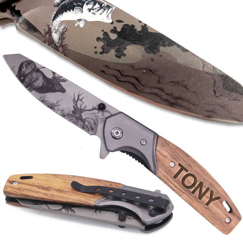 以下が含まれることがあります： 「TONY」と刻印された木製ハンドル付きの折りたたみ式ポケットナイフ。 刃には鹿のシーンと魚のデザインの迷彩柄が施されています。 ナイフには持ち運び用の金属クリップが付いています。