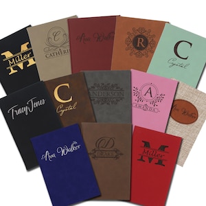 Puede incluir: Una colecci&oacute;n de cuadernos personalizados en varios colores, incluyendo negro, rojo y azul. Cada cuaderno presenta texto grabado a medida, como nombres, iniciales y dise&ntilde;os decorativos. Los cuadernos est&aacute;n dispuestos de forma visualmente atractiva.