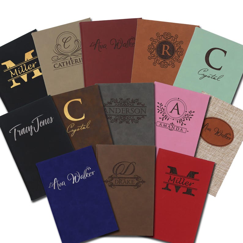 Puede incluir: Una colecci&oacute;n de cuadernos personalizados en varios colores, incluyendo negro, rojo y azul. Cada cuaderno presenta texto grabado a medida, como nombres, iniciales y dise&ntilde;os decorativos. Los cuadernos est&aacute;n dispuestos de forma visualmente atractiva.