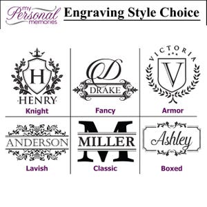 Może przedstawiać: Grafika przedstawiająca r&oacute;żne style grawerowania dla spersonalizowanych prezent&oacute;w. Style obejmują Rycerza, Fantazję, Zbroję, Luksusowy, Klasyczny i Opakowany. Każdy styl jest pokazany z przykładową nazwą i wzorem.