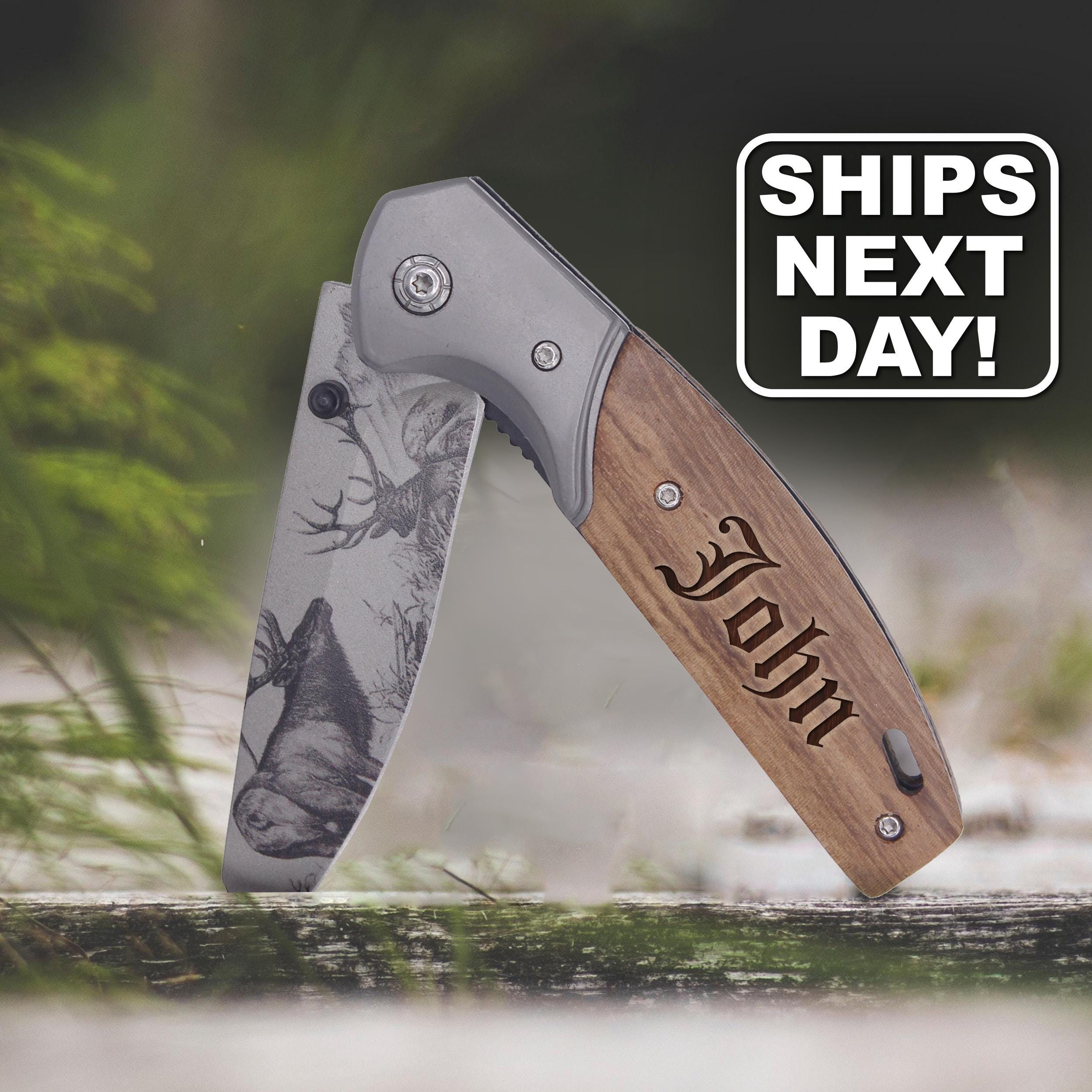 Cuchillo plegable grabado personalizado con clip para cinturón, cuchillo de caza y pesca personalizado para hombres: hoja para lubina o alce