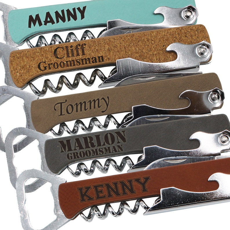 Op de afbeelding: Vijf gepersonaliseerde flessenopeners met kurkentrekkers. De handvatten zijn gemaakt van verschillende materialen, waaronder kurk, hout en leer. De namen "Manny", "Cliff Groomman", "Tommy", "Marlon Groomman" en "Kenny" zijn gegraveerd op de handvatten.