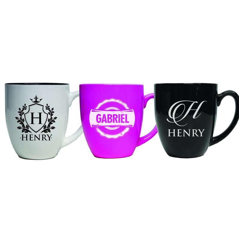 Pu&ograve; includere: Tre tazze in ceramica con manico. La tazza a sinistra &egrave; bianca con uno stemma nero, la lettera H e il nome HENRY. La tazza centrale &egrave; rosa acceso con un emblema circolare bianco e il nome GABRIEL. La tazza a destra &egrave; nera con una H in corsivo bianco e HENRY.