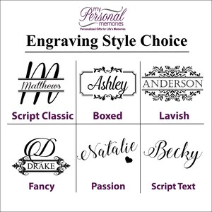 K&ouml;nnte beinhalten: Bild mit Gravurstil-Optionen f&uuml;r personalisierte Geschenke. Stile umfassen Script Classic, Boxed, Lavish, Fancy, Passion und Script Text. Jeder Stil zeigt ein Beispiel f&uuml;r einen Namen oder ein Wort in dekorativer Schrift.