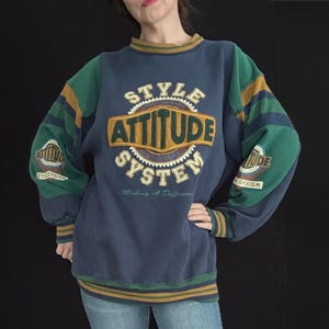 Pump Up the Jam… Vintage 90s Colorblock Sweatshirt “Style Attitude System” Graphic Chenille Crewneck L Streetwear Pullover Retro Athletic