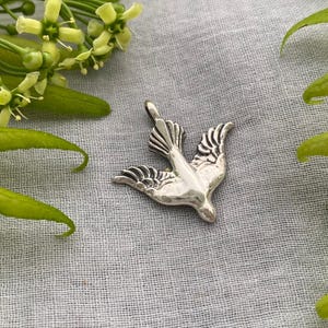 Wunderschöner Sterling Silber Heiliger Geist Friedenstaube Anhänger; fliegender Vogel; Geschenk für Taufe, Konfirmation, Naturliebhaber
