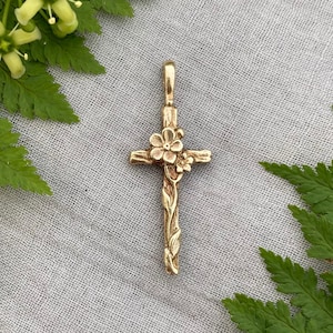 Colgante de cruz floral de latón envejecido: diseño único tallado a mano