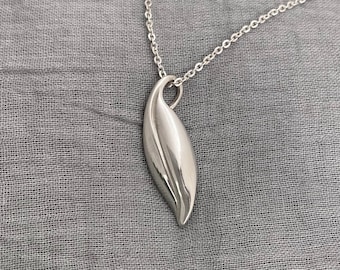 Elegante collar de hojas de plata de ley; diseño único tallado a mano