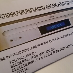 Puede incluir: Primer plano de un sistema de música Arcam Solo blanco con una pantalla azul. Las instrucciones para reemplazar los botones están impresas en el papel. El texto dice "INSTRUCTIONS FOR REPLACING ARCAM SOLO BUTTONS", "THESE INSTRUCTIONS ARE FOR THE ORIGINAL ARCAM SOLO MUSIC SYSTEM PICTURED", "YOU WILL NEED - SOLDERING IRON AND SOLDER", "DESOLDERING TOOL (SOLDER SUCKER AND/OR DESOLDERING BRAID)"