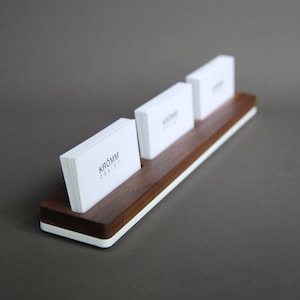Suporte para cartão de visita MOO de madeira / Suporte para três cartões de visita / Exibição de cartão de visita em madeira / Suporte para cartão de visita em madeira de nogueira
