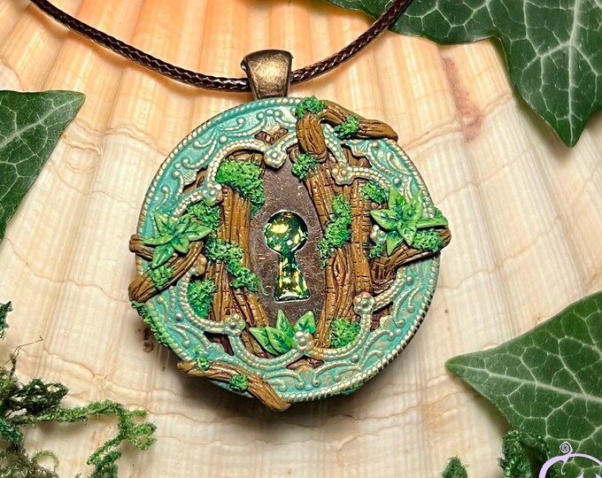 Wicca Pagan, Fairytale Gift, Elvish Pendant, Fantasy Pendant, Green Stone, Mystic Jewelry, Magic