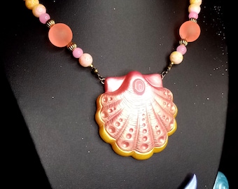 Golden Peach's Cove - Merfolk Necklace with big handsculpted Seashell - OOAK