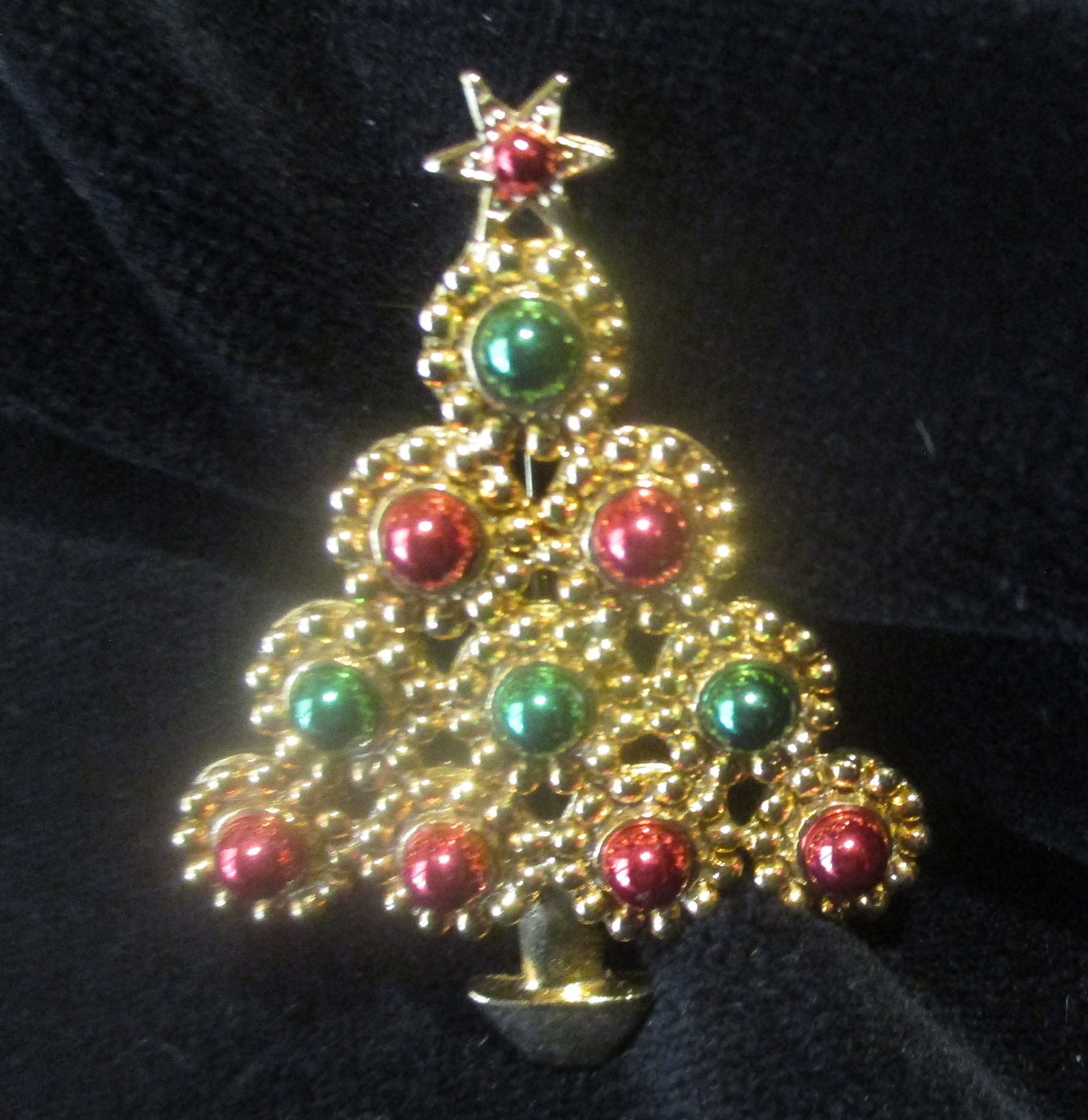 LIA Christmas Tree Pin Rich Red Green Enamel Beads Adorn Tree With Tiny Red  Bead Star Top LIANNA, Inc. in Business 1995 2003 so It's RARE 
