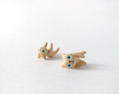 Beige cats with blue eyes - two earrings - fake gauges - fake plugs - hand made polymer clay jewelry - classic collection (NO40)