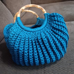 Bolso de mano con asa superior
