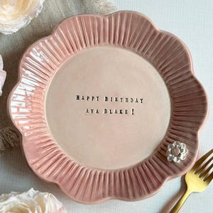 Personalisierter Geburtstagsteller mit gewellter Kante - Bloom Palette - Handgemachte Keramik für den ersten Geburtstag, Mädchen oder Kleinkind