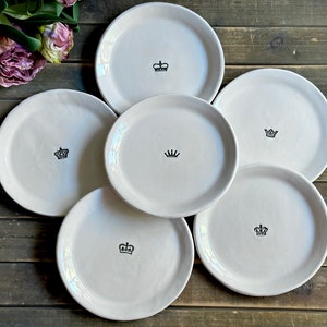 Handmade ceramic crown plate engraved black crown plate set crown plates for queen lover handcrafted snack cake plates for queen gift decor