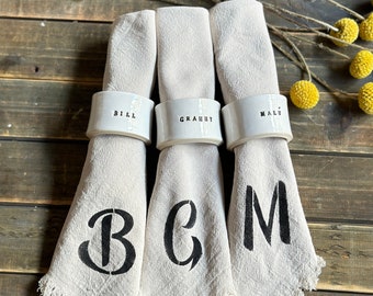 Geschenk-Set handgemachte Keramik personalisierte Serviettenring Baumwolle schabloniert Monogramm Serviettenset handgemachte gravierte Serviettenring schablonierte Serviette