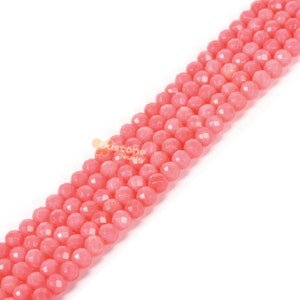 Puede incluir: Una hebra de cuentas de piedra preciosa facetadas de color rosa. Las cuentas son redondas y tienen un acabado liso y pulido.