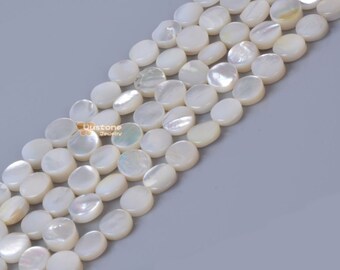 Peut inclure: Un brin de perles rondes et plates en nacre blanche, chaque perle ayant un léger éclat iridescent.