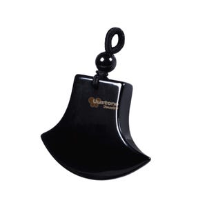 Puede incluir: Un colgante negro brillante con una forma curva única. Cuelga de un cordón negro con una pequeña cuenta redonda y un lazo. El texto "Uustone Jewel" es visible en el colgante.