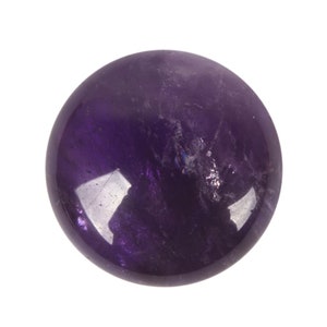 Può includere: Una pietra preziosa di ametista rotonda e liscia di colore viola.