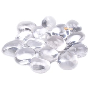 Puede incluir: Un grupo de piedras de cuarzo transparente pulidas. Las piedras son lisas y pulidas, y tienen una forma natural y orgánica.