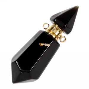 Pode incluir: Pingente de cristal de obsidiana preta com uma tampa dourada e um laço para prender uma corrente. O pingente tem a forma de uma garrafa pontiaguda.