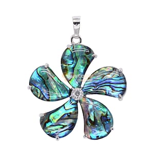 Pode incluir: Um pingente em forma de flor com pétalas de abalone iridescentes e uma moldura prateada. O centro apresenta uma pequena pedra preciosa transparente. O pingente tem uma argola para uma corrente.