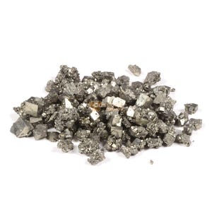Könnte beinhalten: Ein Haufen kleiner, grauer, metallischer Pyritkristalle auf weißem Hintergrund.