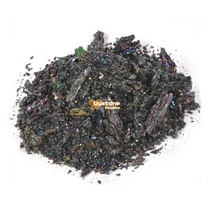 Puede incluir: Un montón de cristales de carburo de silicio negro iridiscente. Los cristales son afilados y tienen un brillo metálico.