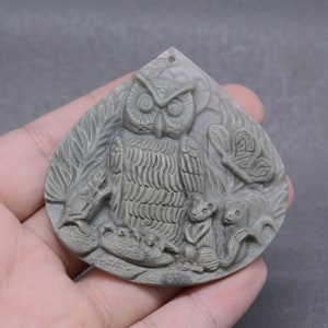 Peut inclure: Un pendentif en pierre verte sculpté avec un hibou, un papillon, une tortue et deux souris. Le pendentif a la forme d'une larme.