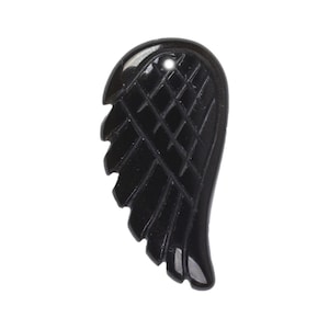 Puede incluir: Péndulo de ala de obsidiana negra con un diseño tallado. El colgante tiene un agujero en la parte superior para encordar.