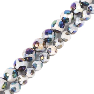 Peut inclure: Un brin de perles d'agate blanches et irisées avec un motif tacheté. Les perles sont rondes et ont une finition lisse et polie.