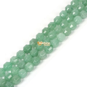 Puede incluir: Una hebra de cuentas de piedra preciosa facetadas de color verde claro. Las cuentas son redondas y tienen un acabado liso y pulido.