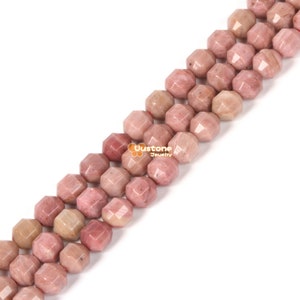 Puede incluir: Una hebra de cuentas de piedra preciosa facetadas de color rosa y marrón. Las cuentas son todas del mismo tamaño y forma, y están enhebradas en un hilo transparente.