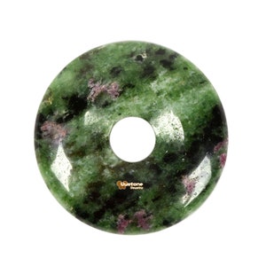 Può includere: Ciondolo a forma di ciambella in pietra preziosa verde, nera e rosa con un foro al centro. Il ciondolo è realizzato in pietra lucida e ha un aspetto screziato. Il testo "Ustone Jewelry" è visibile nella parte inferiore centrale del ciondolo.