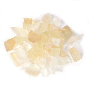 Puede incluir: Un montón de pequeños cristales de calcita translúcidos de color amarillo. Los cristales tienen formas irregulares y tamaños variados.