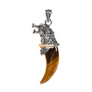 Könnte beinhalten: Silberner Wolfskopf-Anhänger mit einer Tigerauge-Klaue.