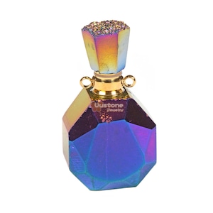 以下が含まれることがあります： 虹色の紫色と青色のクリスタル製のボトルストッパー。金色のトップと両側に金色のループが付いています。ボトルストッパーは、ファセットカットされた宝石の形をしています。