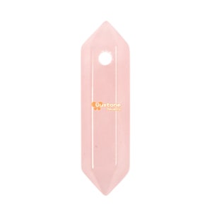 Può includere: Un ciondolo in cristallo rosa pallido sfaccettato con un foro nella parte superiore per l'infilaggio. Il ciondolo ha la forma di un rettangolo lungo, sottile e appuntito.