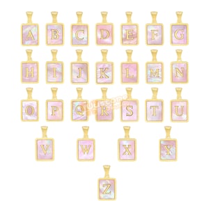 Puede incluir: Colección de colgantes iniciales dorados, cada uno con una letra del alfabeto de la A a la Z. Los colgantes tienen forma rectangular con un fondo iridiscente rosa y blanco, para joyería personalizada.