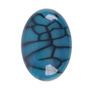Pode incluir: Cabochão oval de ágata azul com um padrão dendrítico preto. A pedra tem uma superfície lisa e polida.